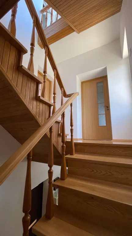 Дом и море через дорогу