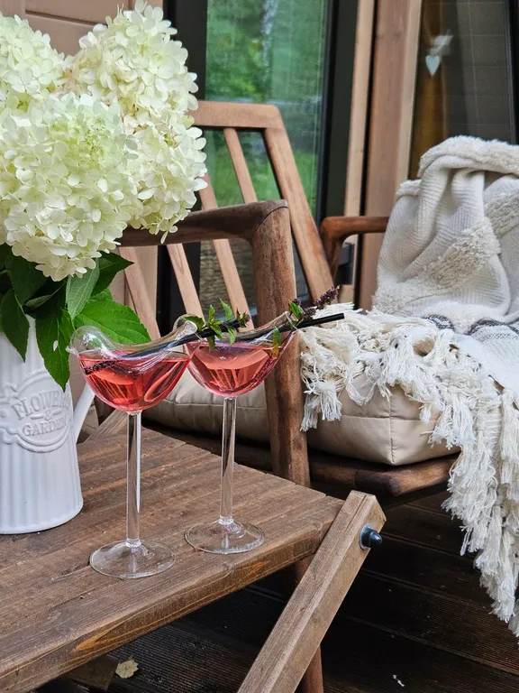 Красивые панорамные домики около леса