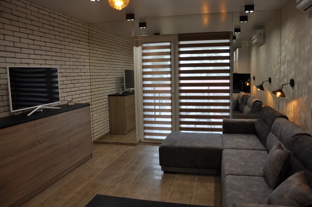 Студия с видом на море диваном и балконом