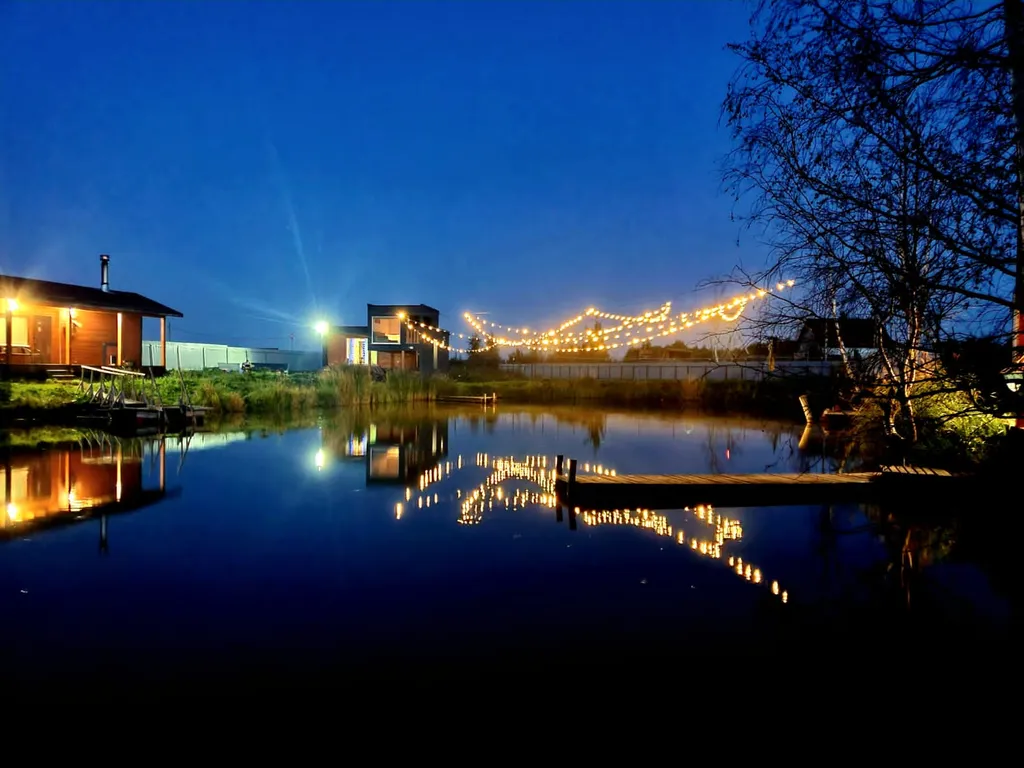 Дом с панорамными окнами на берегу озера, баня, лодка