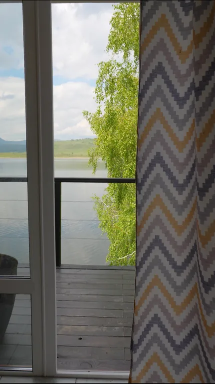 Вилла на берегу озера