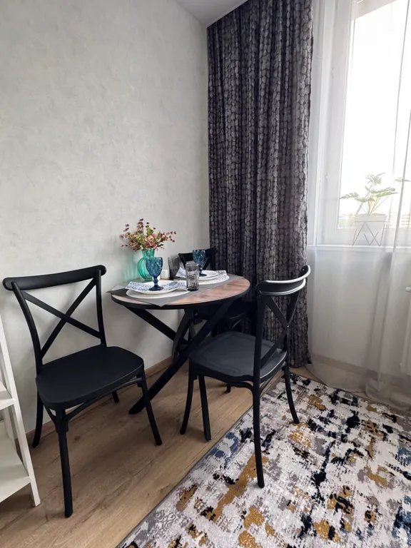 Квартира с большой кухней-гостиной и уютной изолированной спальней