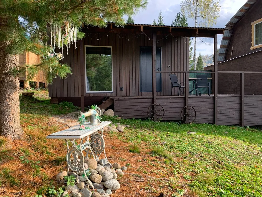 Домик для двоих на Алтае с видом на горы