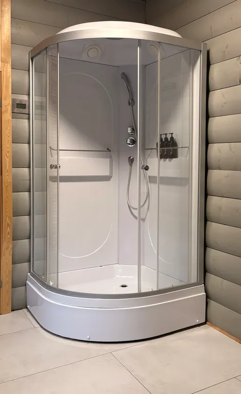 Дом с сауной и тёплым бассейном у пруда