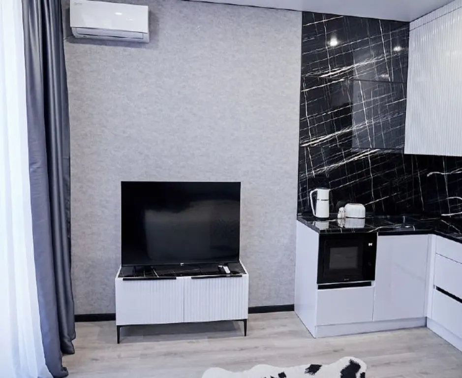 Современная студия с новым дизайнерским ремонтом