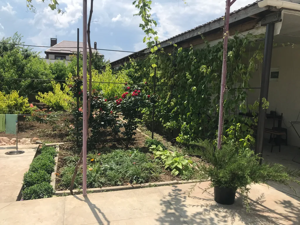 Индивидуальный номер на земле в уютном дворике