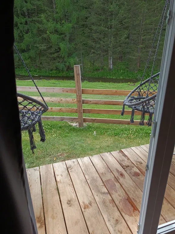 Уютный уединенный домик с видом на горы и реку