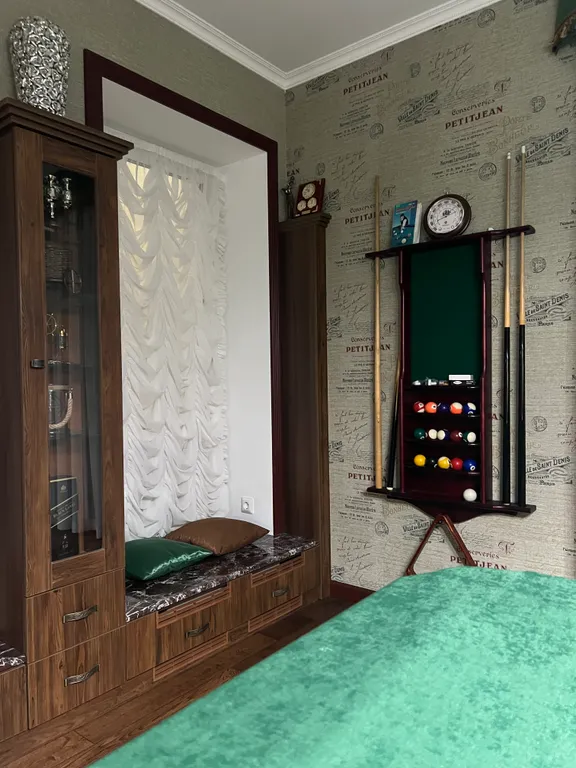 Дом с бассейном и бильярдом