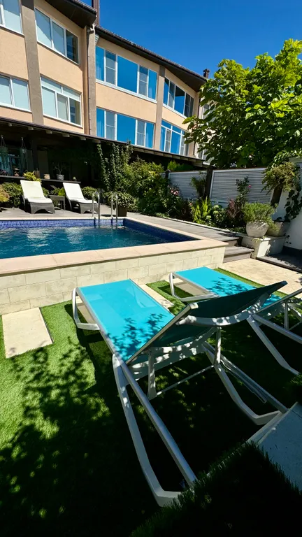 Дом с бассейном у моря