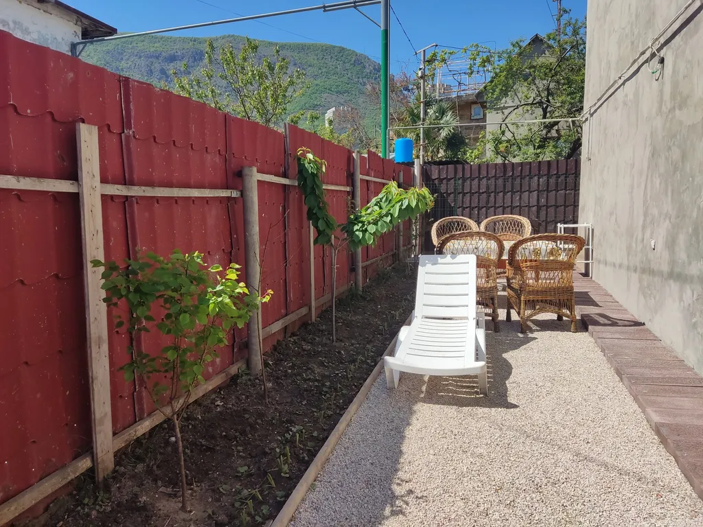 Дом со своим двором и парковкой