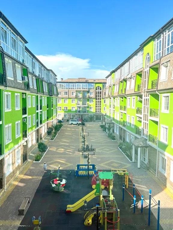 Евротрехкомнатный апартамент с балконом на первой линии