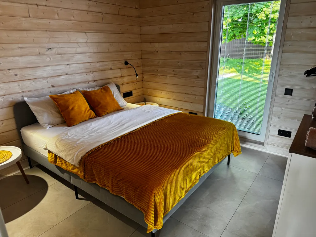 Дом на берегу озера и моря