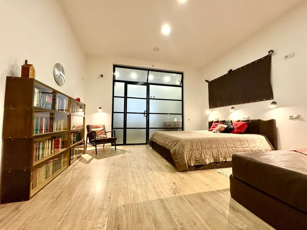 Просторная квартира в центре с собственным двориком — аренда посуточно в Тбилиси