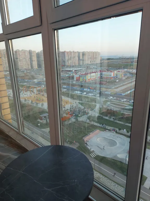 Студия Золотая карта с видом на сквер