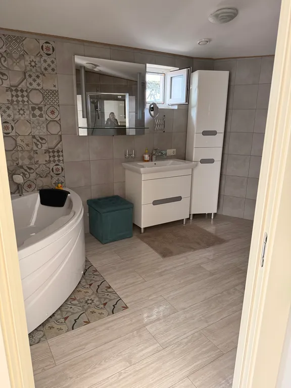 Сдается уютный дом в Ялте посуточно со скидкой с видом на море .