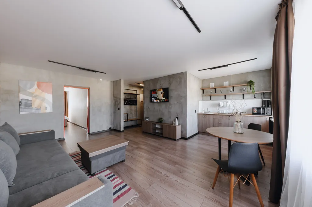 Свежая двухкомнатная квартира в центре города