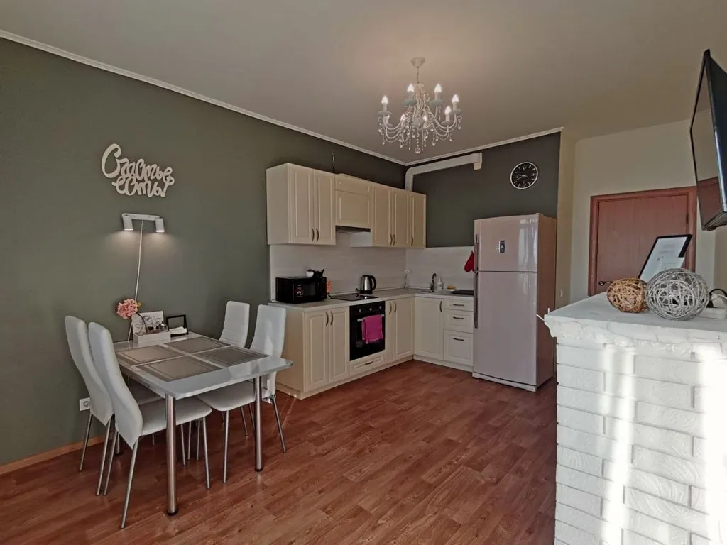 Большая двухкомнатная квартира с панорамным балконом