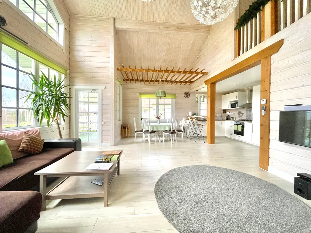 Коттедж с сауной и камином на берегу озера в сосновом лесу