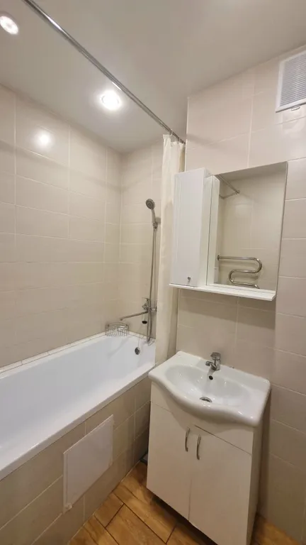 Квартира Уютная евро двушку около аэропорта Толмачево (им. Покрышкина)! — Обь