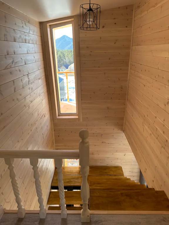 Двухэтажный дом с видом на горы