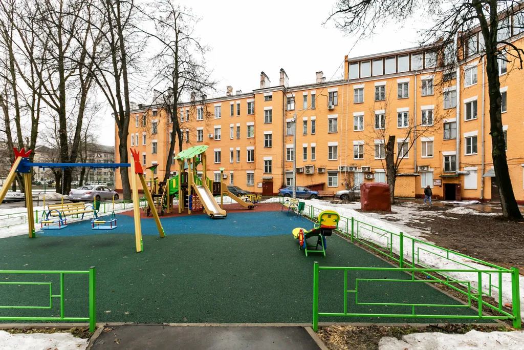 Современная студия с видом на городские огни