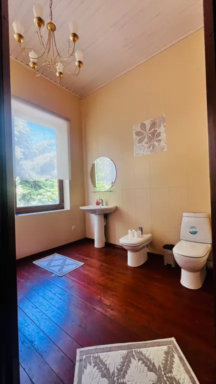 Вилла с бассейном на холме