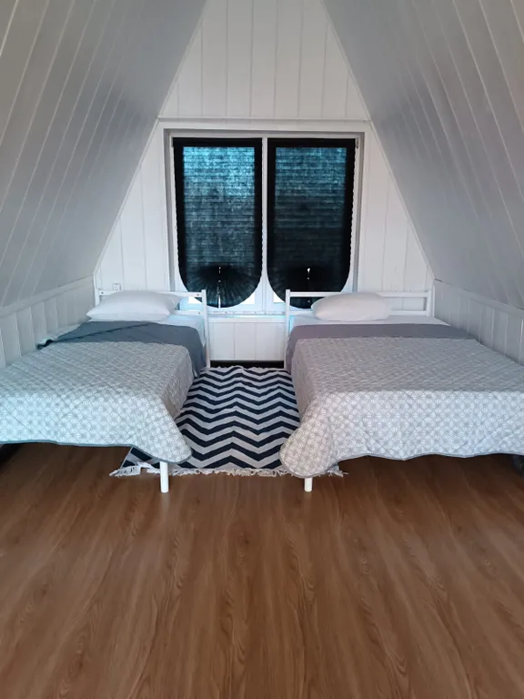 Большой дом в стиле А-фрейм на берегу реки Люторка