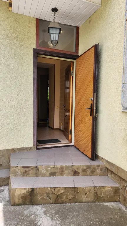 Дом с отдельным двором рядом с Театральной площадью