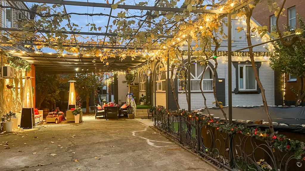 Дом сапфир с бассейном в центре