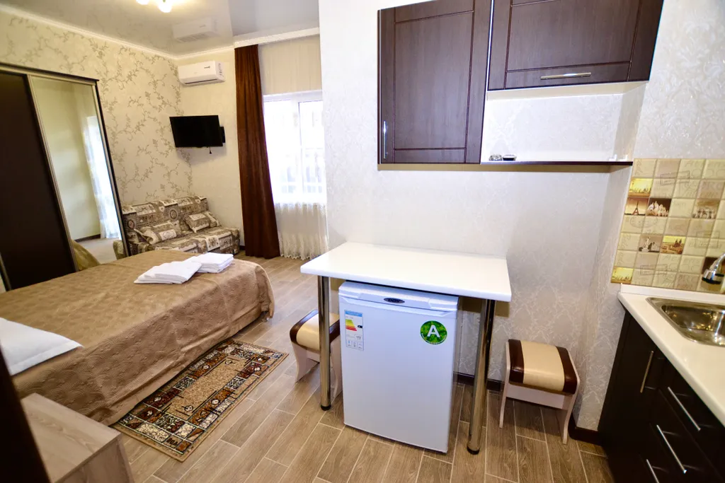 Студия с мини кухней и балконом на втором этаже