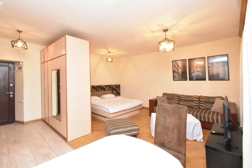 Уютная квартира-студия на площади Сахарова (в самом сердце Еревана)