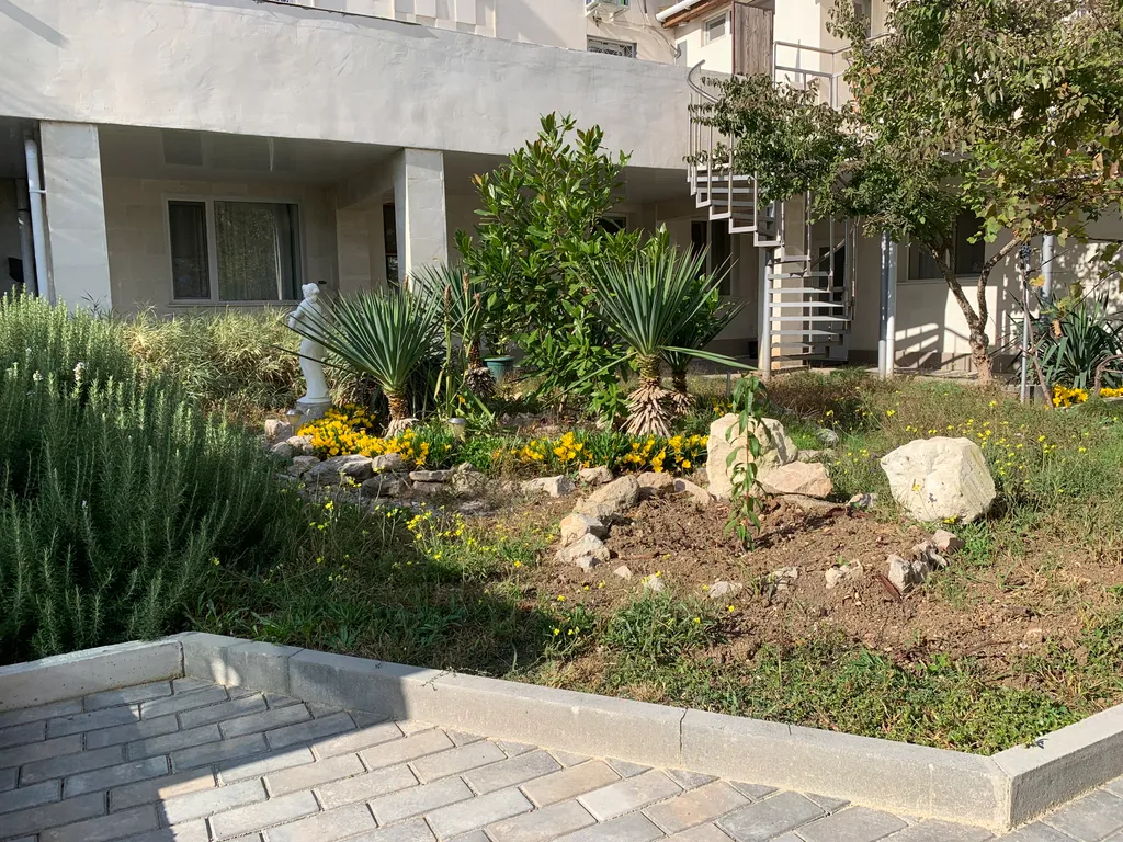 Квартира Уютная комната-студия с видом на сад — Севастополь