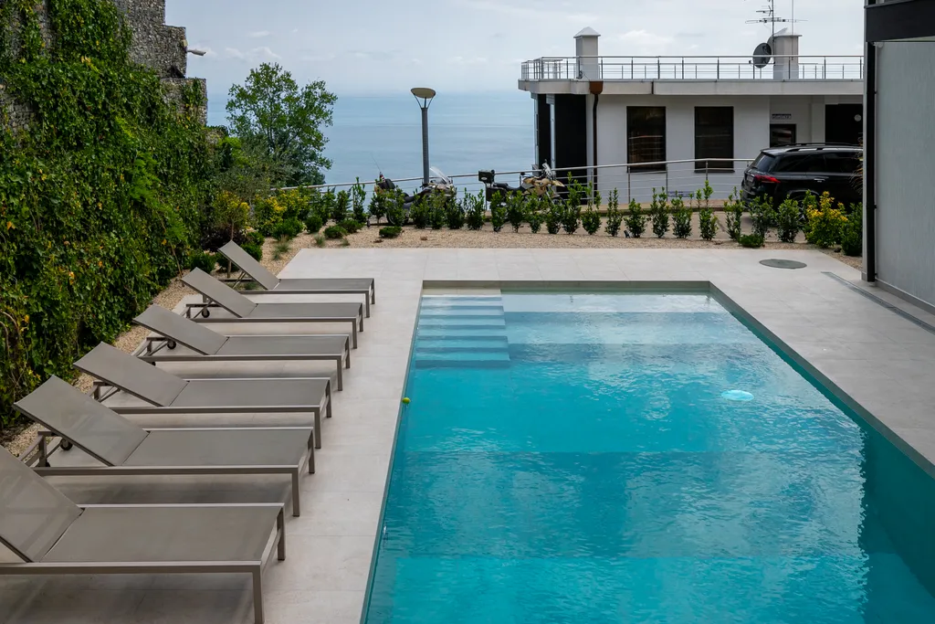 Таунхаус с собственным бассейном в ЖК Лазурный берег