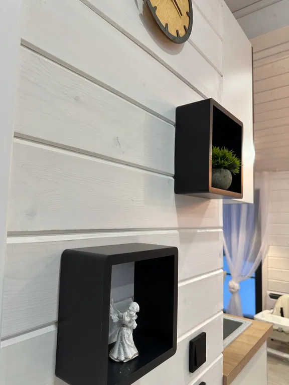 Дом на холме у леса