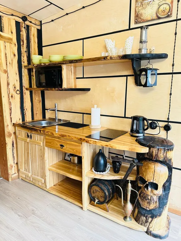 Дом у пруда с пляжем