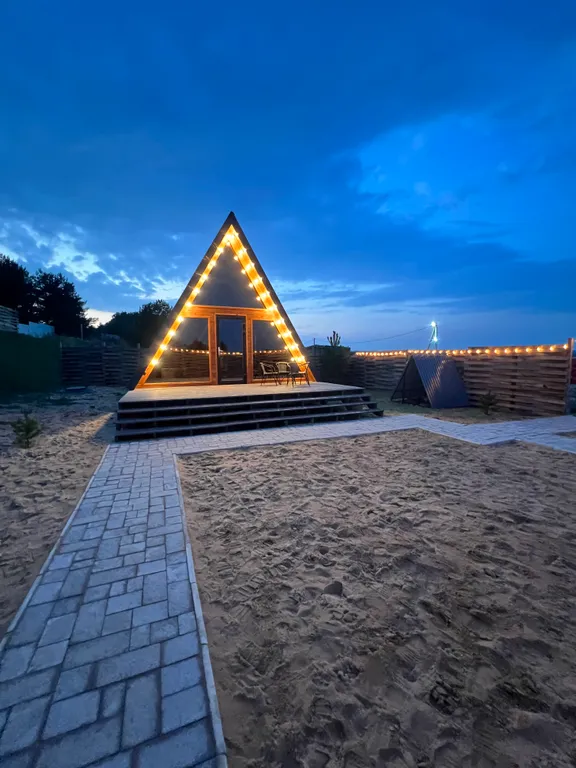 Уютный домик на берегу реки с горячим чаном