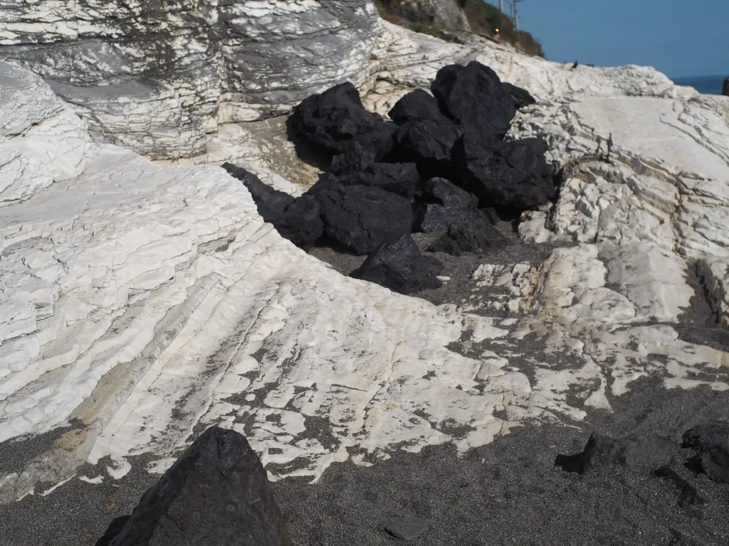 Дом на скалах с видом на море