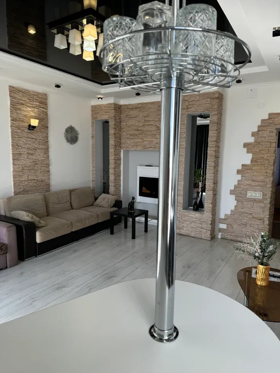 Красивая трёхкомнатная квартира в центре с видом на площадь