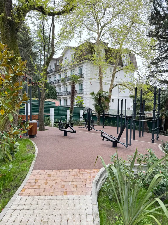 Дизайнерская новая квартира с шикарным видом на Дендропарк