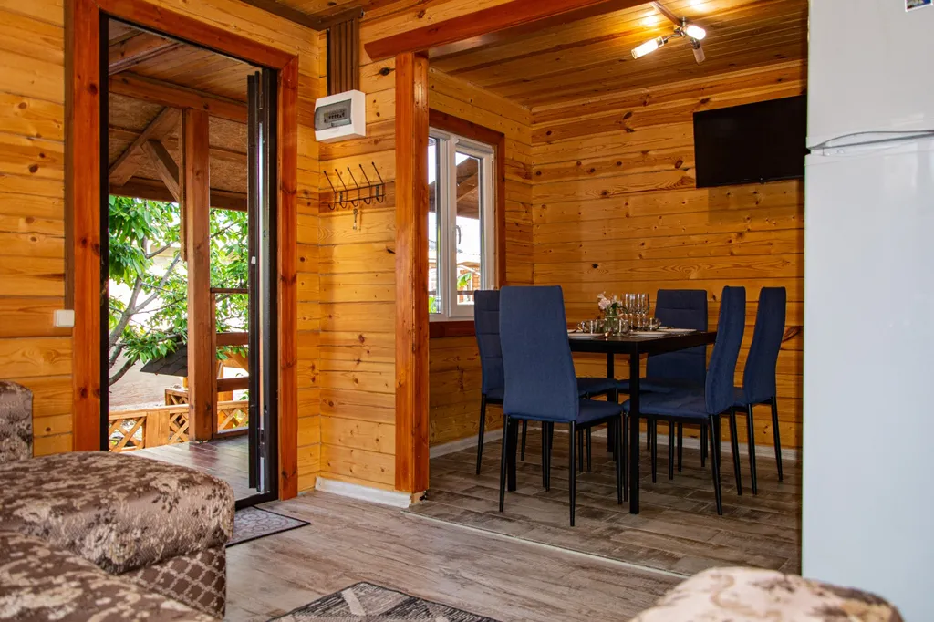 Деревянный экодом в идеально чистом месте