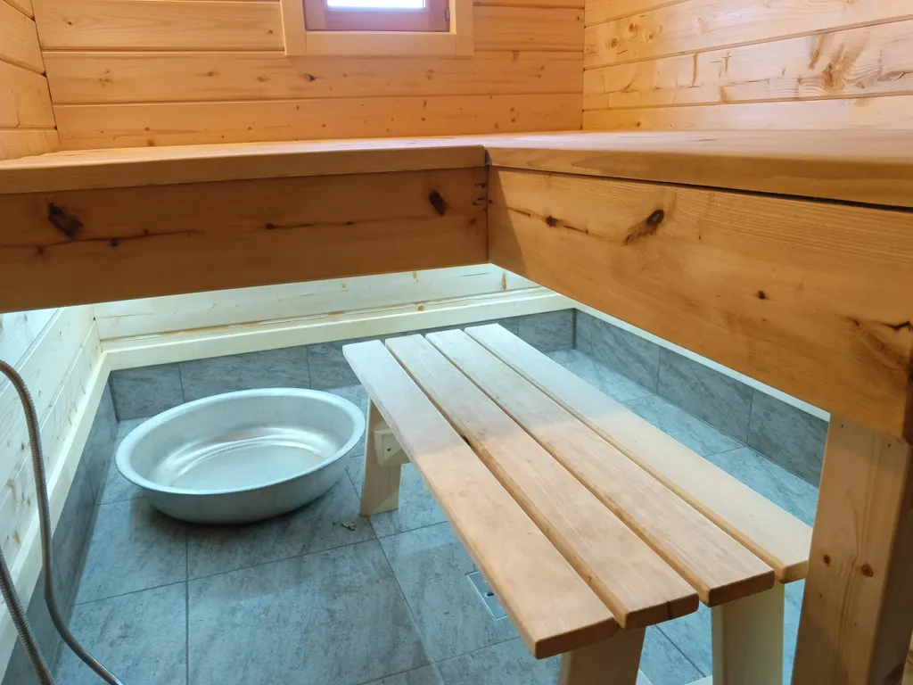 Новый дом-баня с беседками у леса