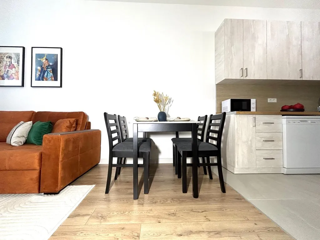 Атмосферная евродвушка, сияние в центре города