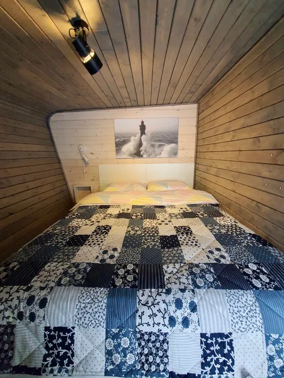 Атмосферный домик рядом с озером и лесом