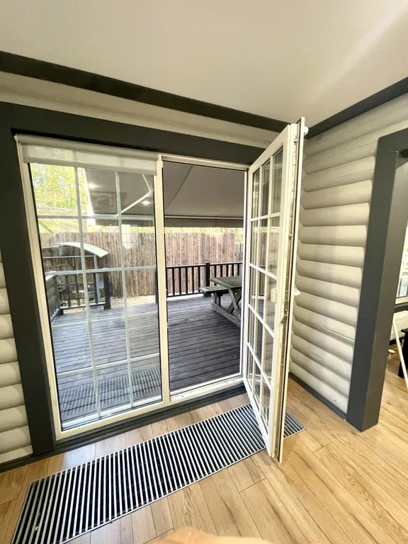 Уютный бревенчатый дом в сосновом бору