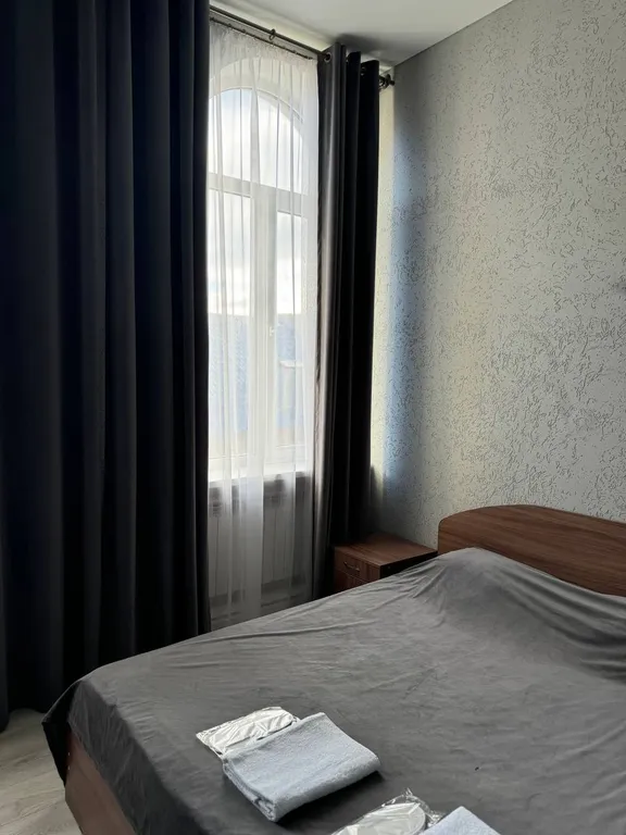 Уютная комната с большой двуспальной кроватью