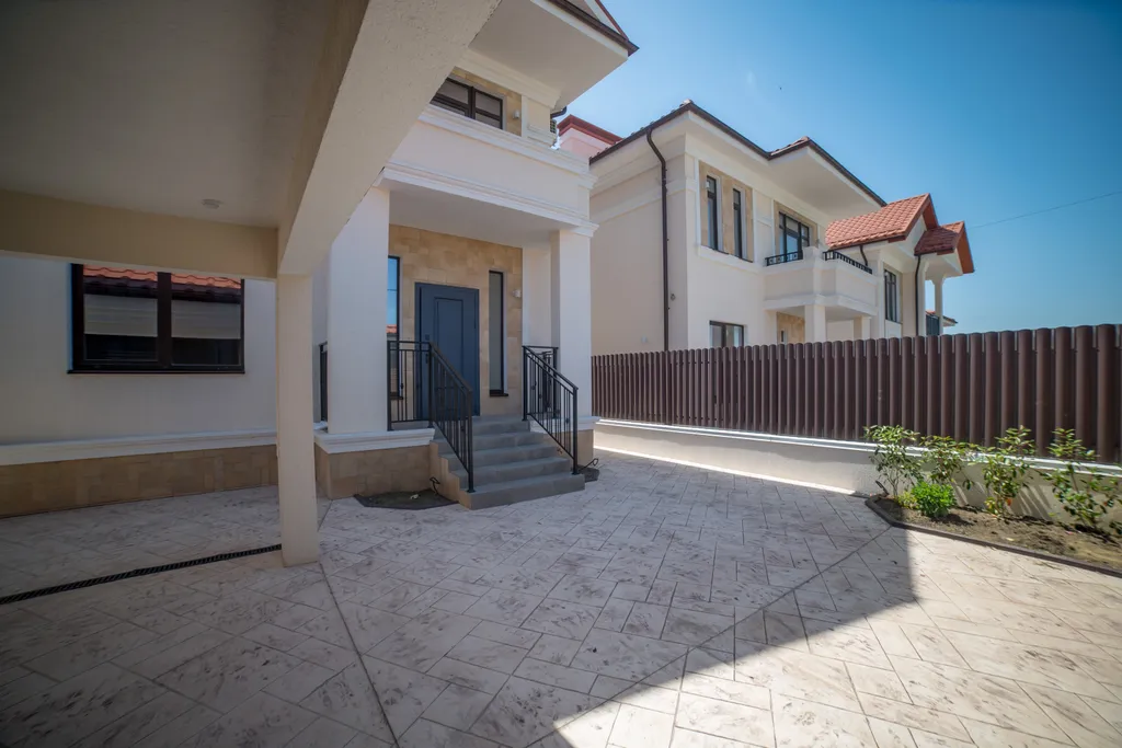 Роскошный дом с бассейном и сауной