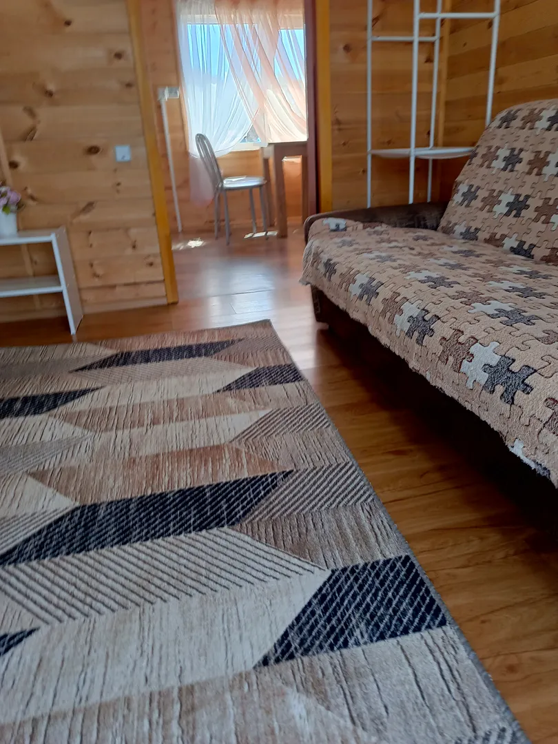Комната с выходом на кухню, с дверью