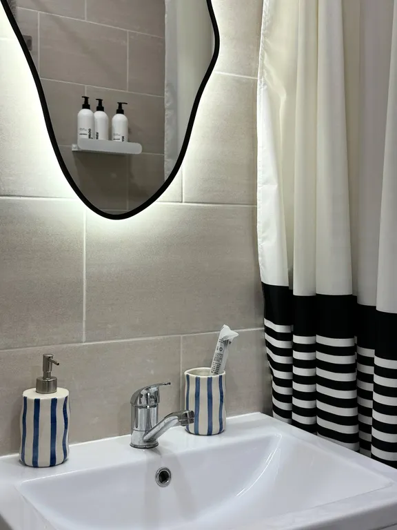 Стильная квартира в доме у озера