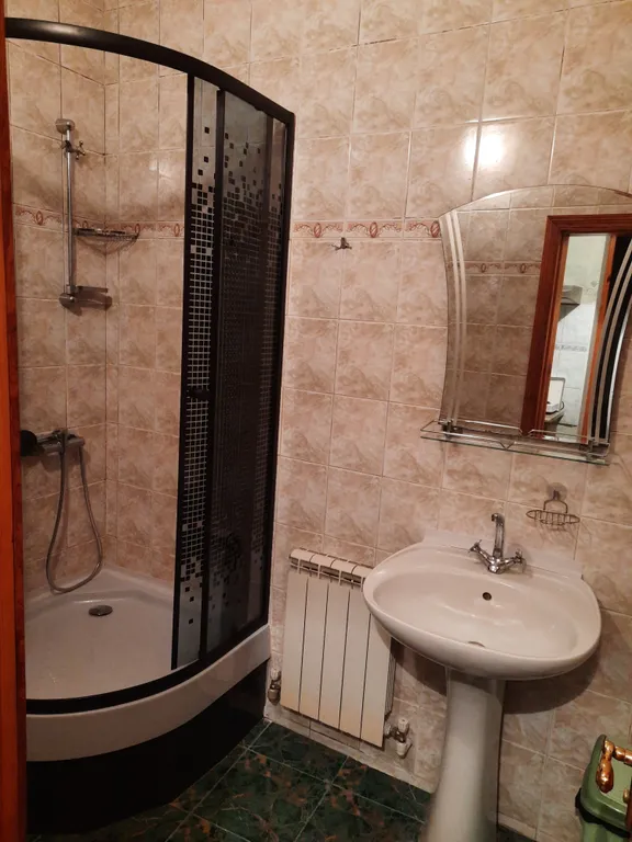 Квартира с зеленым двориком, мангалом и гаражом в 5 мин от моря