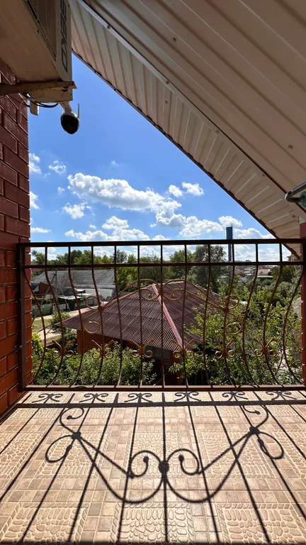 Благоустроенная комната в коттедже с двумя балконами и видом на море.